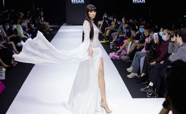 XT - Thương hiệu giày được hàng loạt Hoa hậu, Siêu mẫu yêu thích